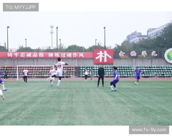 当足球射门划破长空转场风云突变激情与天气同频涌动 当足球射门划破长空转场风云突变激情与天气同频涌动