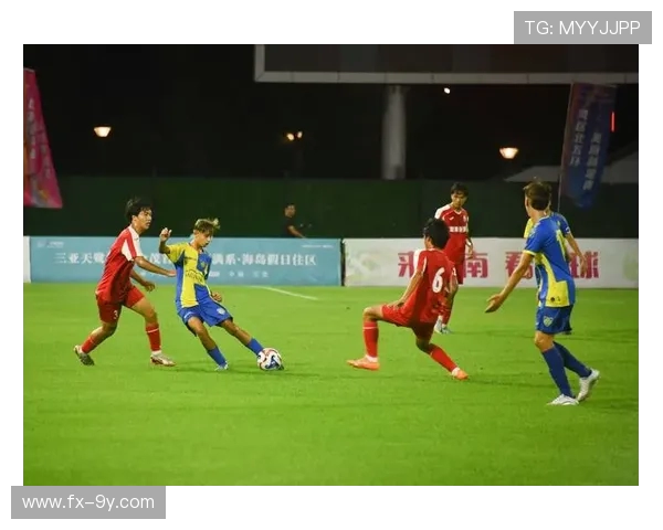 以帅气足球巨星为核心描绘豪迈绿茵巅峰征程与荣耀传奇篇章史诗篇